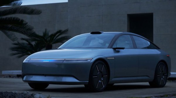 Sony и Honda се свързват, за да създадат Sony Honda Mobility, която ще пусне първия си електромобил под марката Afeela през 2026 г. Двойката показа най-новата си концепция на изложението за електроника CES в Лас Вегас, която напомня доста красив космически кораб.
Снабден с 45 камери и сензори, първият продукт на Afeela обещава условно автоматизирано шофиране от трето ниво. Не очаквайте твърде много фокус върху неща като мощност или производителност; вместо това Afeela се опитва да привлече технологично ориентираните фенове &ndash; особено тези, които обичат екрани, обхващащи целите табла, разполагащи с опции за стрийминг за забавление.
